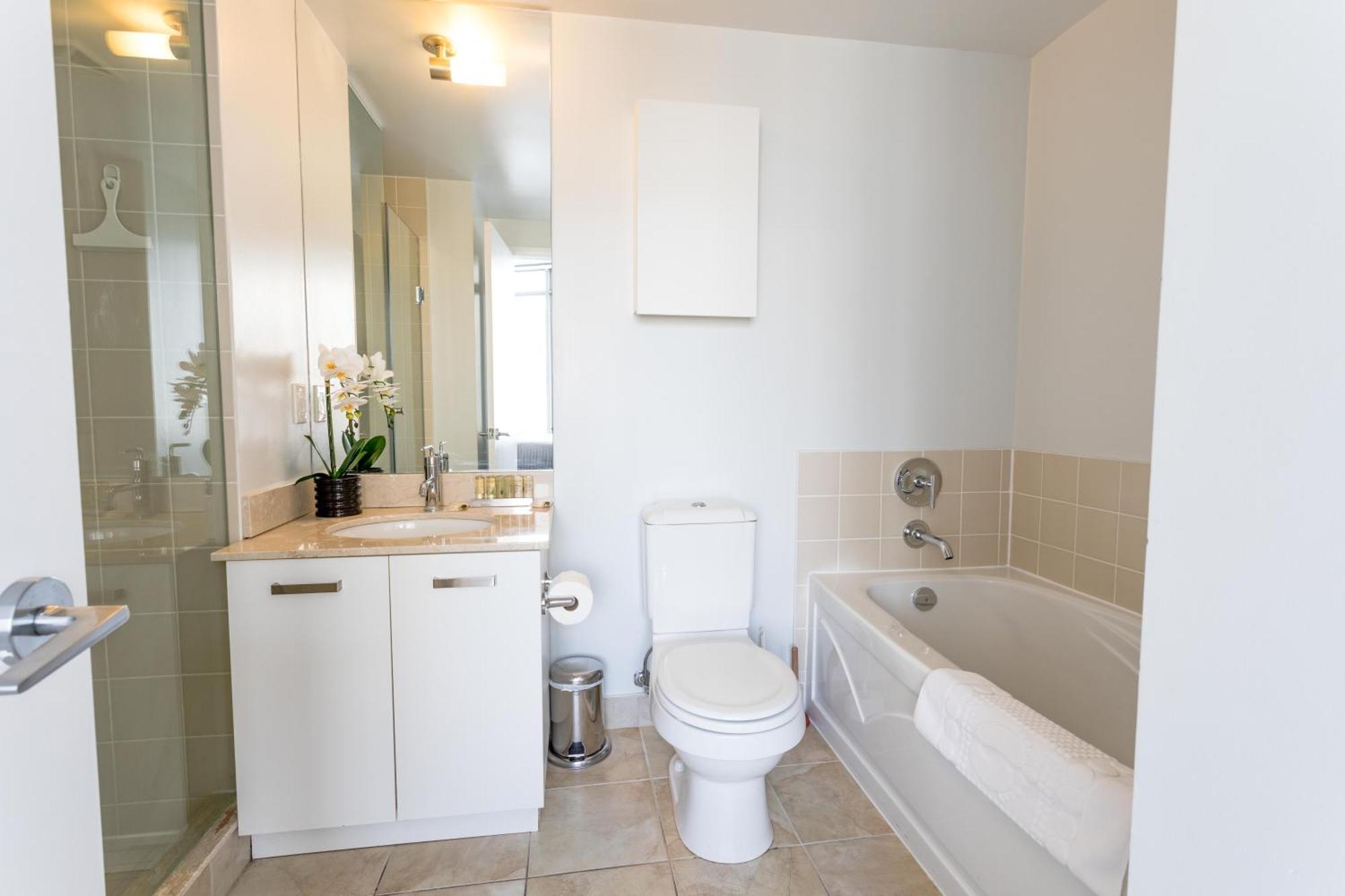 Altitude Suites Bay Street - Holiday Bonus - Free Parking Торонто Экстерьер фото